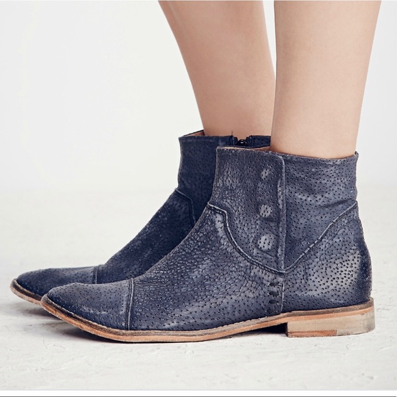 Free People Shoes - FREE PEOPLE Lark Ankle Boot sz 8✨